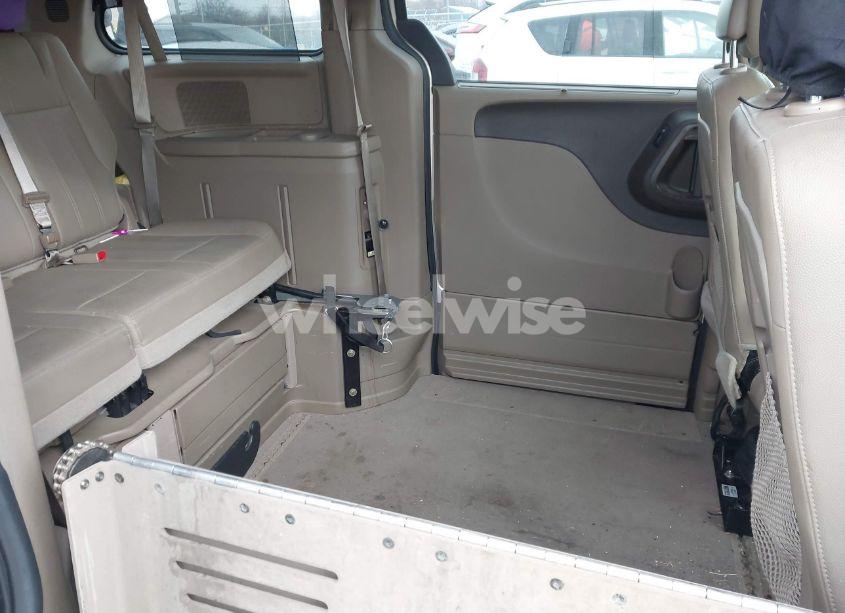 Photo 8 of 2016 Chrysler Town & COUNTRY TOURING (VIN 2C4RC1BG4GR175785)