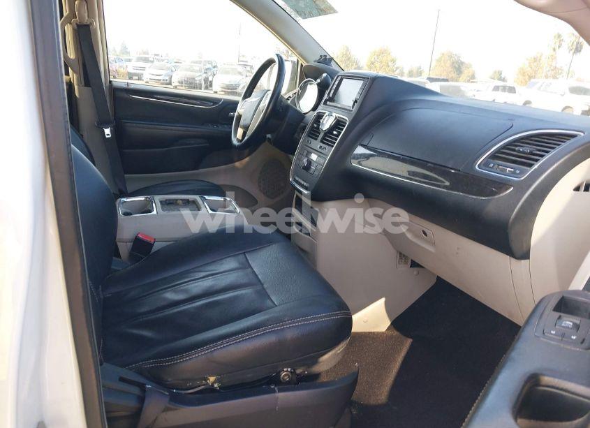 Photo 5 of 2016 Chrysler Town & COUNTRY TOURING (VIN 2C4RC1BG4GR299183)