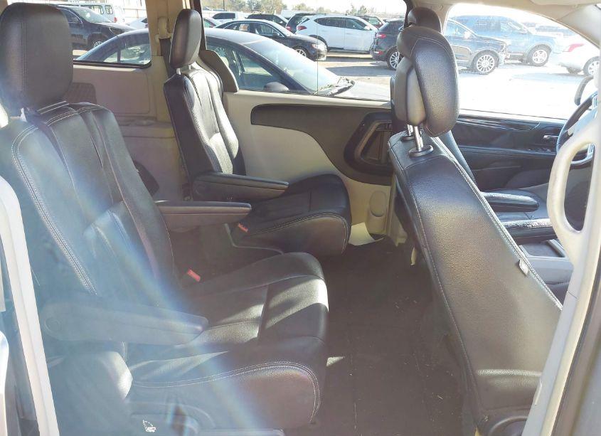 Photo 8 of 2016 Chrysler Town & COUNTRY TOURING (VIN 2C4RC1BG4GR300638)