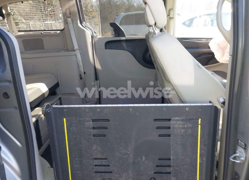 Photo 8 of 2016 Chrysler Town & COUNTRY TOURING (VIN 2C4RC1BG4GR303278)