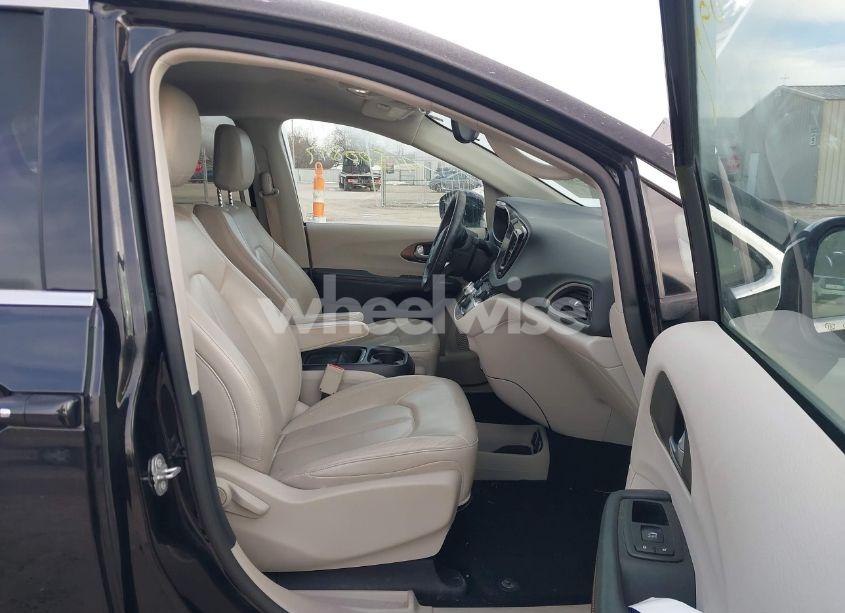 Photo 5 of 2017 Chrysler Pacifica TOURING-L (VIN 2C4RC1BG4HR507757)