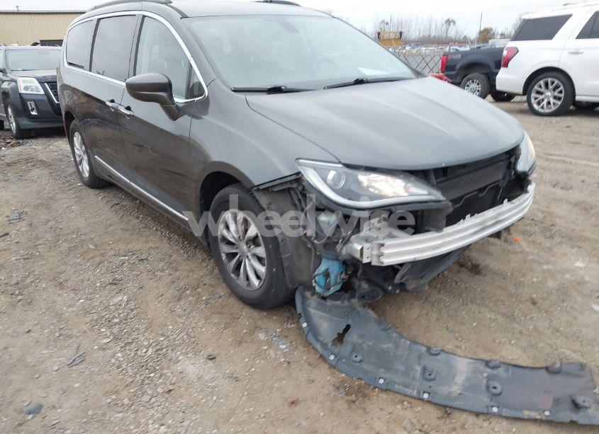 2017 Chrysler Pacifica TOURING-L (VIN 2C4RC1BG4HR537826) main photo