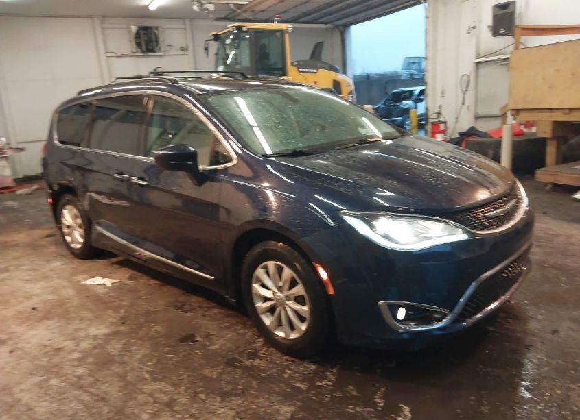 2017 Chrysler Pacifica TOURING-L (VIN 2C4RC1BG4HR599095) main photo