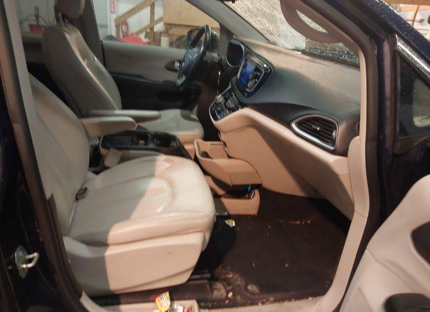 Photo 5 of 2017 Chrysler Pacifica TOURING-L (VIN 2C4RC1BG4HR599095)