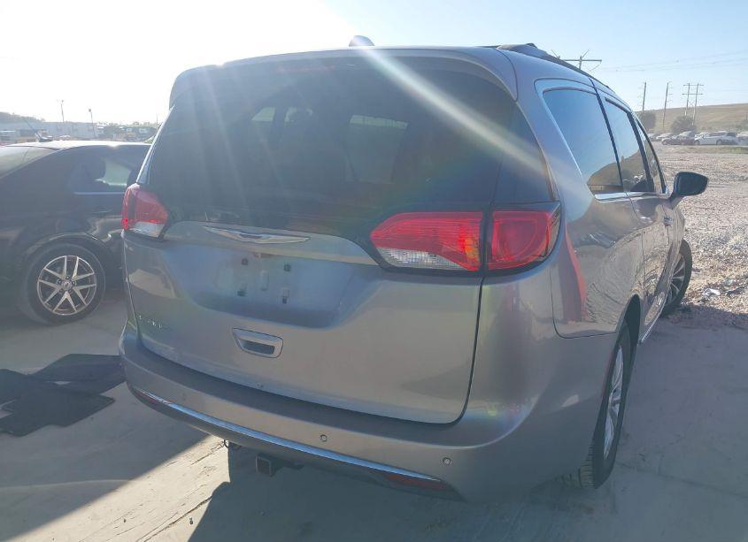 Photo 4 of 2017 Chrysler Pacifica TOURING-L (VIN 2C4RC1BG4HR688715)