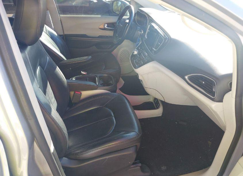 Photo 5 of 2017 Chrysler Pacifica TOURING-L (VIN 2C4RC1BG4HR688715)