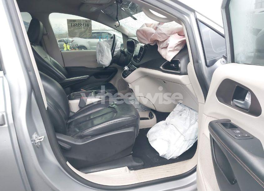 Photo 5 of 2017 Chrysler Pacifica TOURING-L (VIN 2C4RC1BG4HR815916)