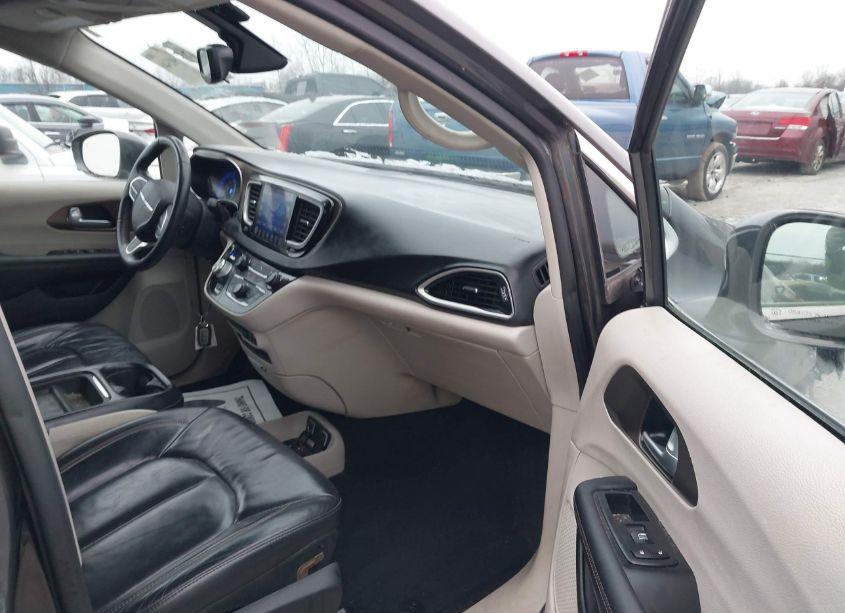 Photo 5 of 2017 Chrysler Pacifica TOURING-L (VIN 2C4RC1BG4HR816077)