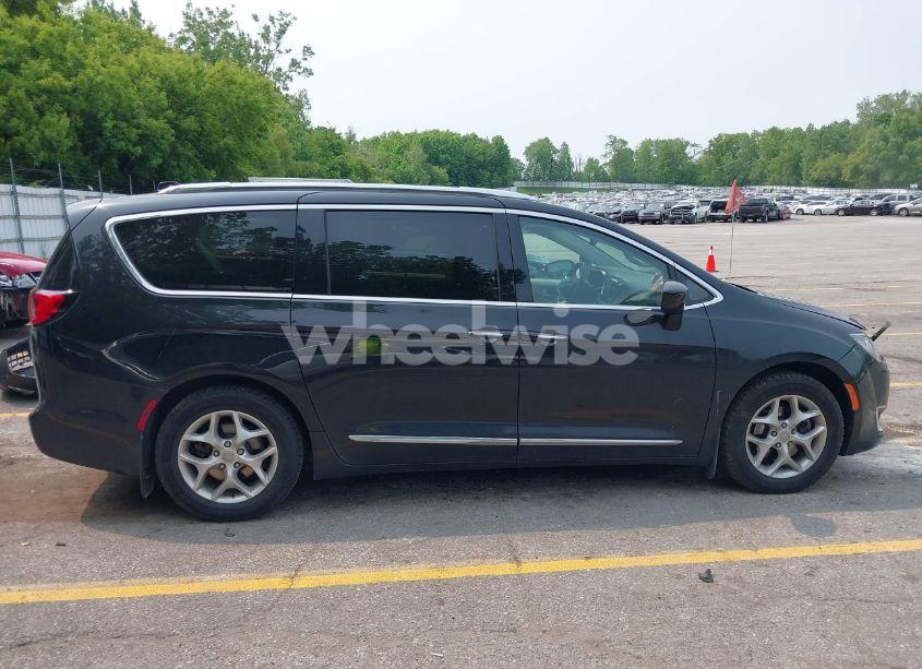 Photo 13 of 2018 Chrysler Pacifica TOURING L (VIN 2C4RC1BG4JR100494)