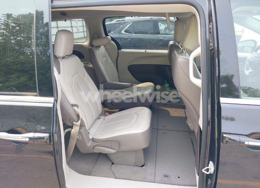 Photo 8 of 2018 Chrysler Pacifica TOURING L (VIN 2C4RC1BG4JR100494)