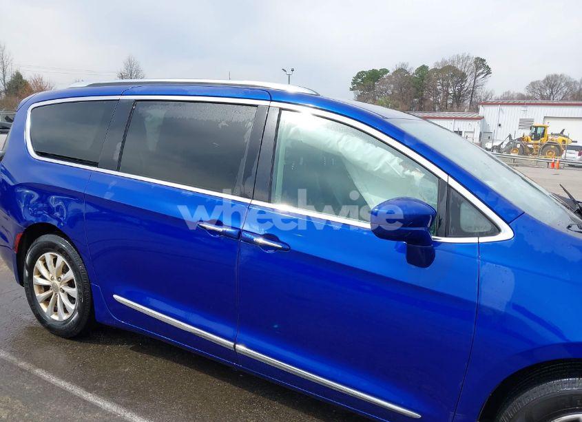 Photo 13 of 2018 Chrysler Pacifica TOURING L (VIN 2C4RC1BG4JR315972)