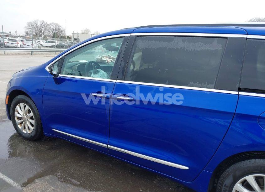 Photo 14 of 2018 Chrysler Pacifica TOURING L (VIN 2C4RC1BG4JR315972)