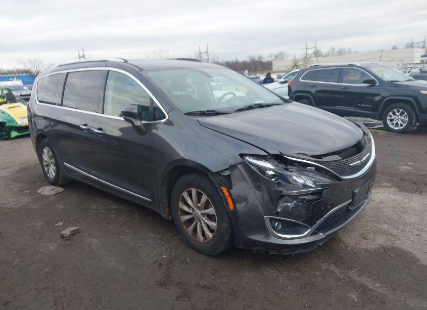 2018 Chrysler Pacifica TOURING L (VIN 2C4RC1BG4JR353167) main photo