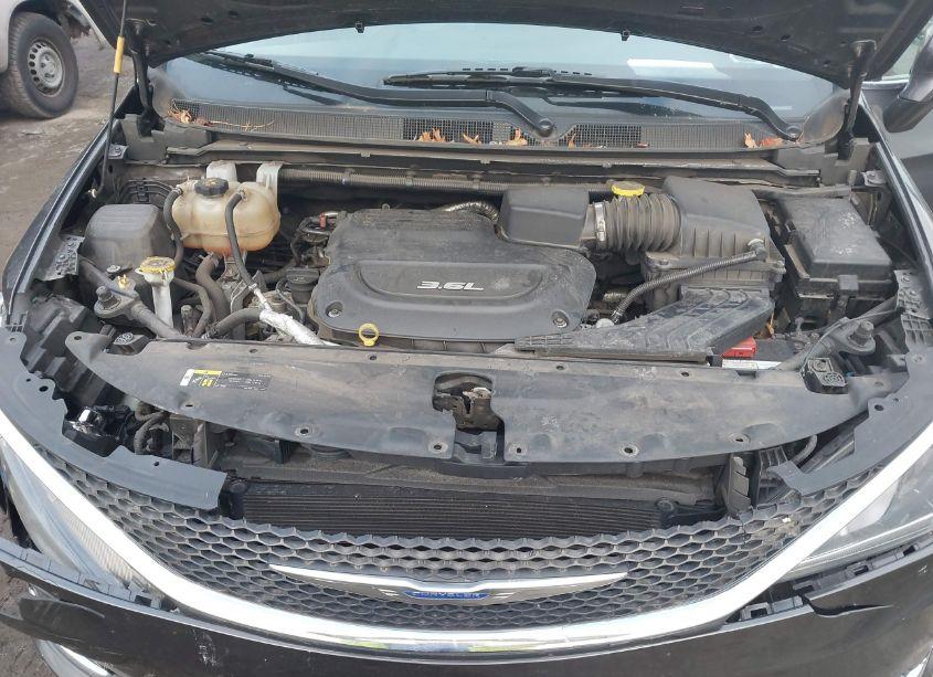 Photo 10 of 2018 Chrysler Pacifica TOURING L (VIN 2C4RC1BG4JR353167)