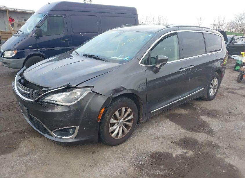 Photo 2 of 2018 Chrysler Pacifica TOURING L (VIN 2C4RC1BG4JR353167)