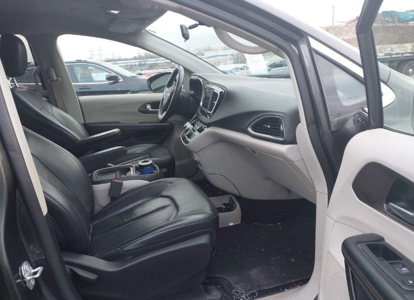 Photo 5 of 2018 Chrysler Pacifica TOURING L (VIN 2C4RC1BG4JR353167)