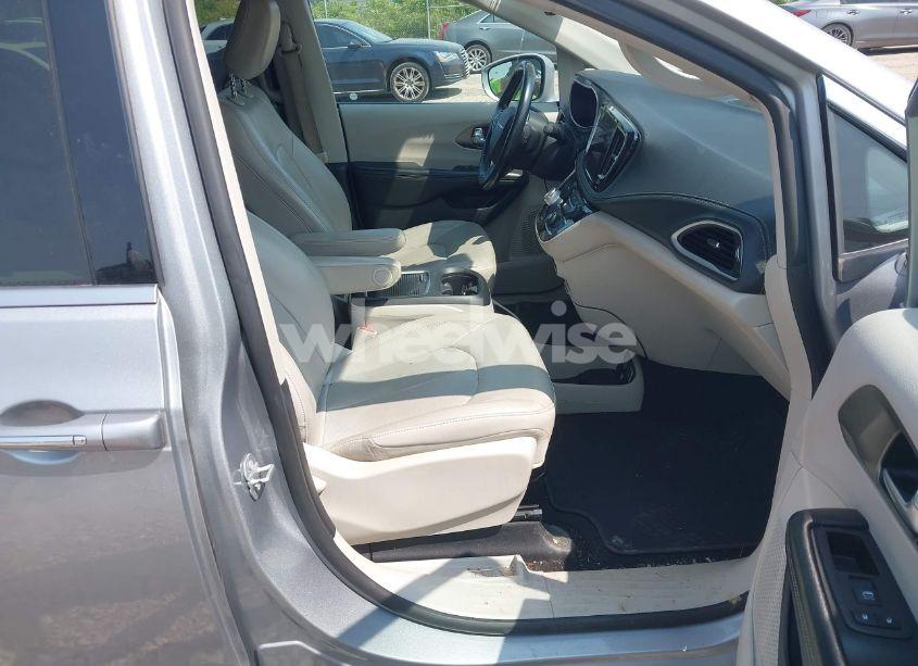 Photo 5 of 2021 Chrysler Pacifica TOURING L (VIN 2C4RC1BG4MR528098)