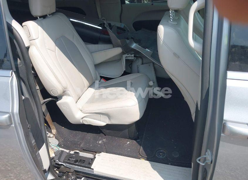 Photo 8 of 2021 Chrysler Pacifica TOURING L (VIN 2C4RC1BG4MR528098)