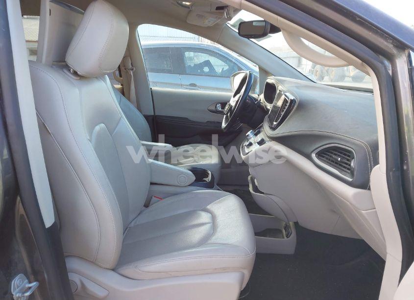 Photo 5 of 2021 Chrysler Pacifica TOURING L (VIN 2C4RC1BG4MR599060)