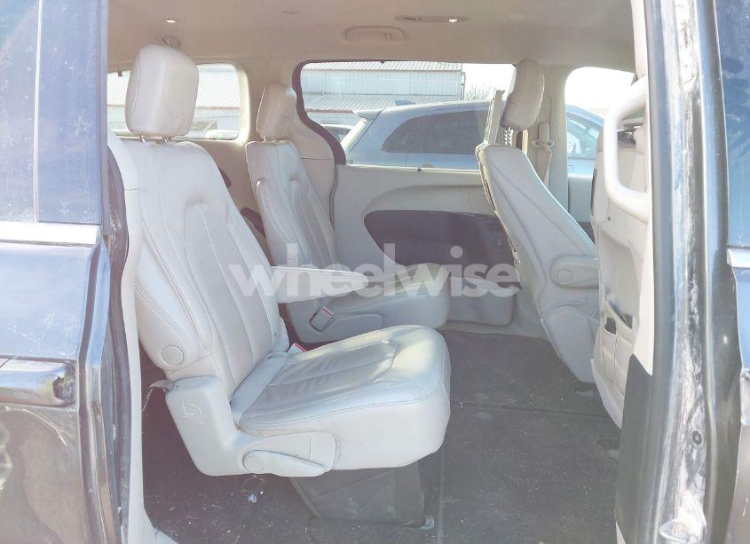 Photo 8 of 2021 Chrysler Pacifica TOURING L (VIN 2C4RC1BG4MR599060)