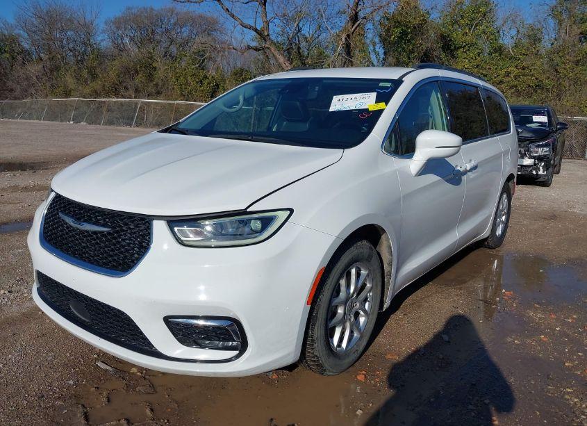 Photo 2 of 2022 Chrysler Pacifica TOURING L (VIN 2C4RC1BG4NR111842)