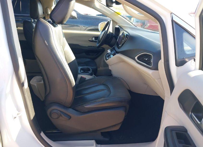 Photo 5 of 2022 Chrysler Pacifica TOURING L (VIN 2C4RC1BG4NR111842)