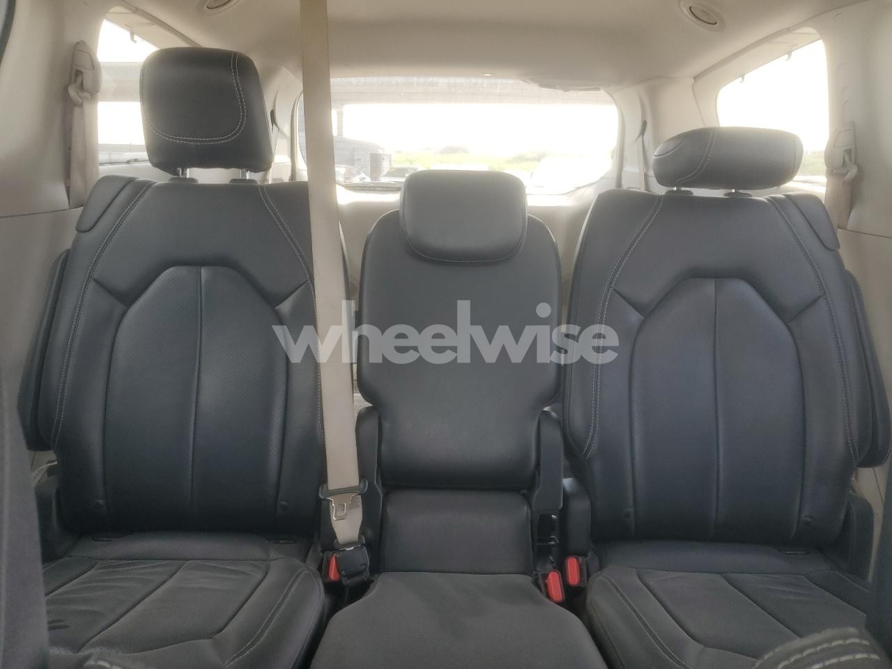 Photo 10 of 2022 CHRYSLER PACIFICA TOURING L (VIN 2C4RC1BG4NR145697)