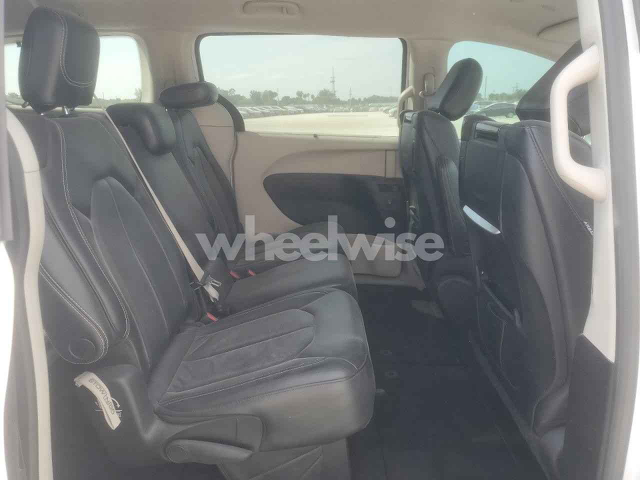 Photo 11 of 2022 CHRYSLER PACIFICA TOURING L (VIN 2C4RC1BG4NR145697)