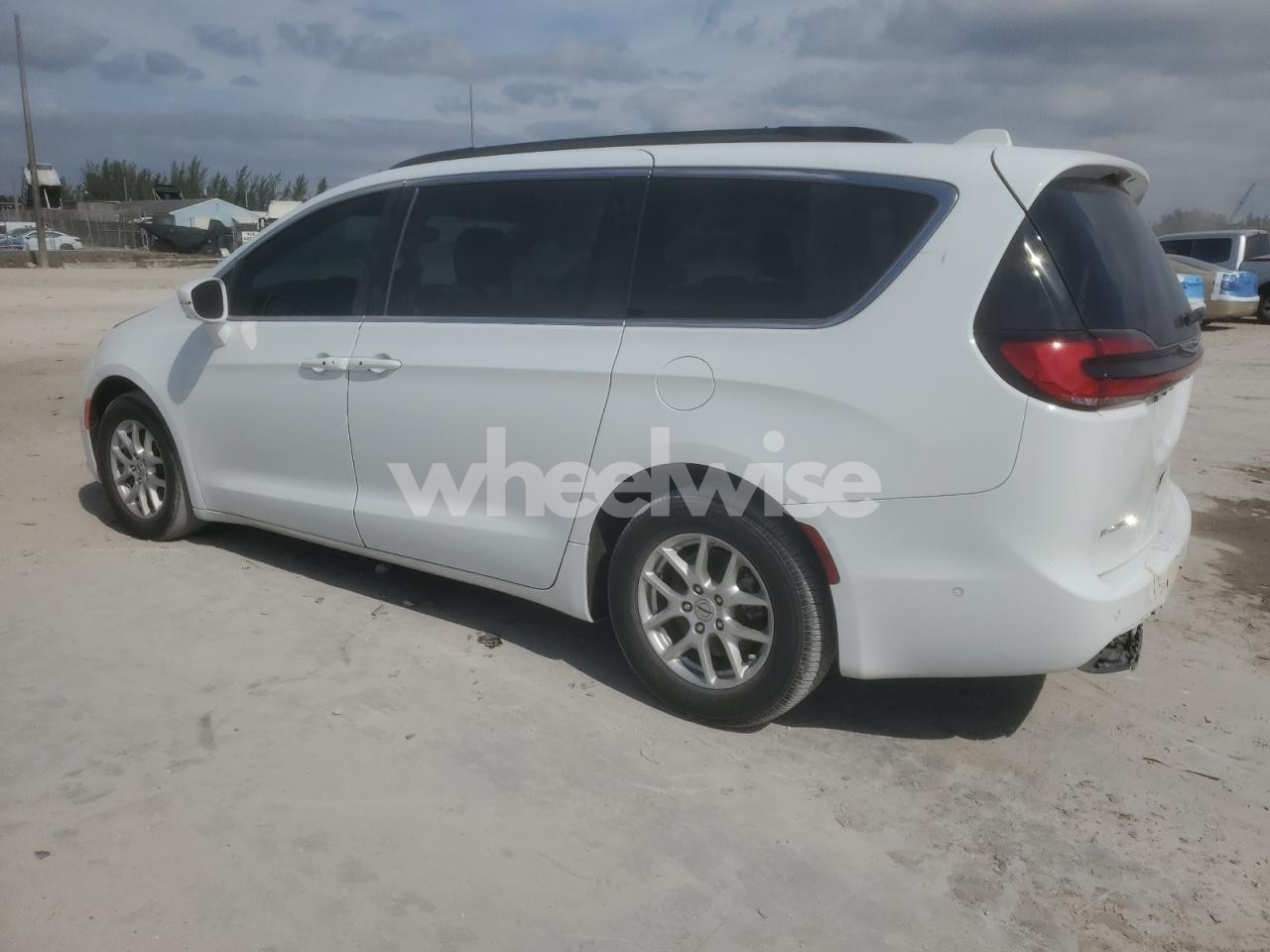 Photo 2 of 2022 CHRYSLER PACIFICA TOURING L (VIN 2C4RC1BG4NR145697)