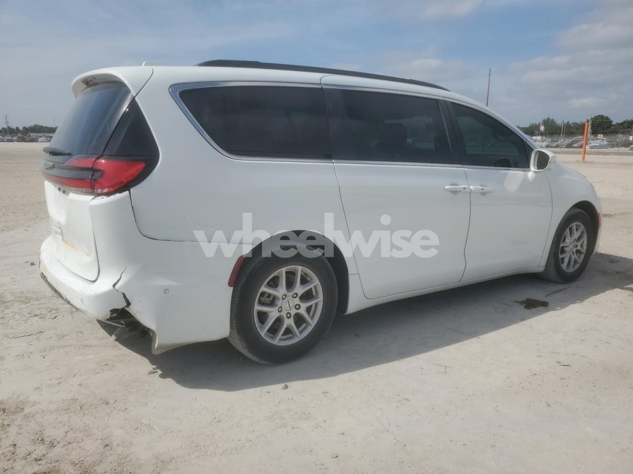 Photo 3 of 2022 CHRYSLER PACIFICA TOURING L (VIN 2C4RC1BG4NR145697)