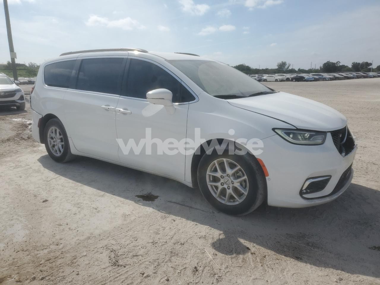 Photo 4 of 2022 CHRYSLER PACIFICA TOURING L (VIN 2C4RC1BG4NR145697)