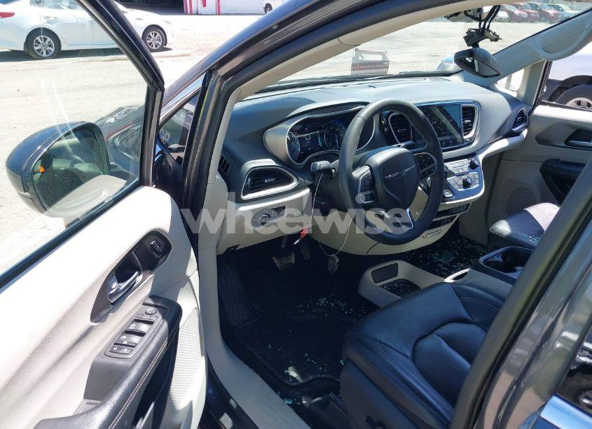 Photo 5 of 2022 Chrysler Pacifica TOURING L (VIN 2C4RC1BG4NR176416)