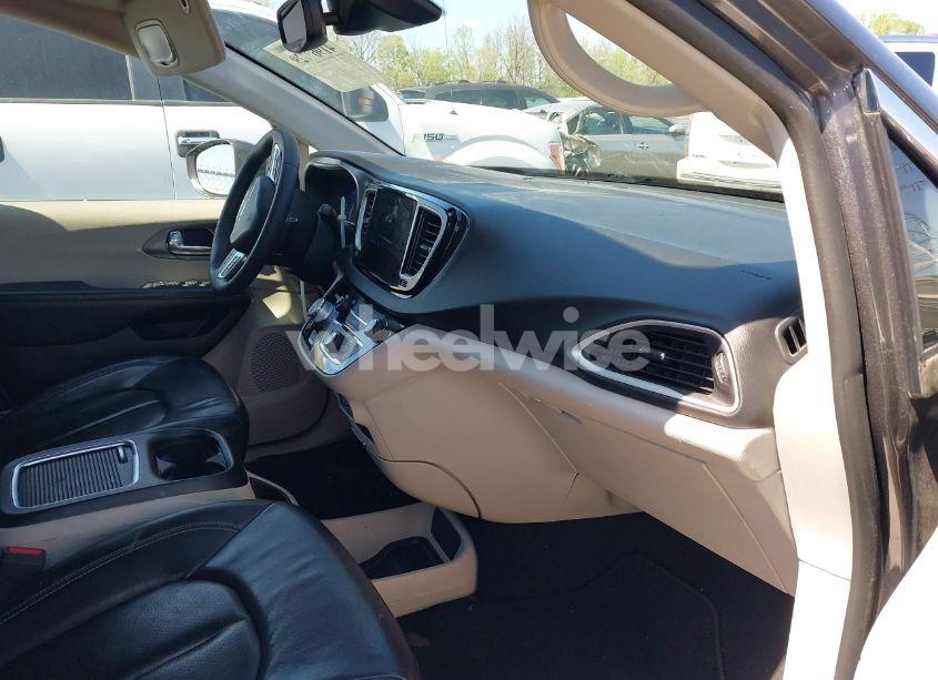 Photo 5 of 2022 Chrysler Pacifica TOURING L (VIN 2C4RC1BG4NR177923)