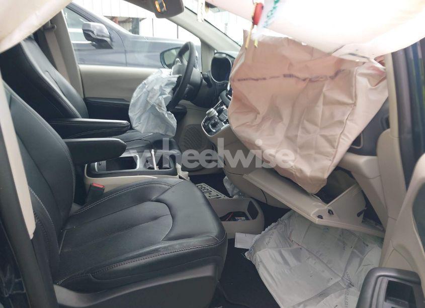 Photo 5 of 2022 Chrysler Pacifica TOURING L (VIN 2C4RC1BG4NR186458)