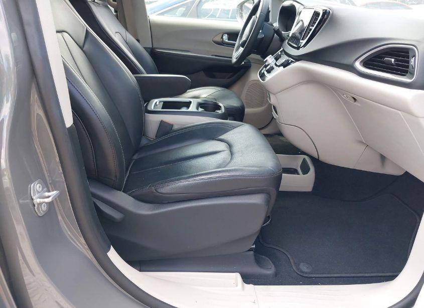 Photo 5 of 2022 Chrysler Pacifica TOURING L (VIN 2C4RC1BG4NR188050)