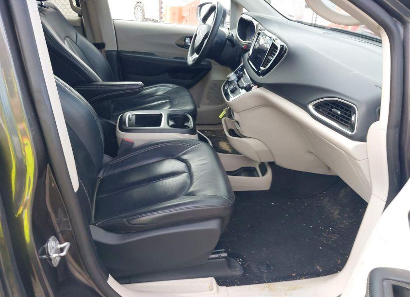 Photo 5 of 2022 Chrysler Pacifica TOURING L (VIN 2C4RC1BG4NR188923)