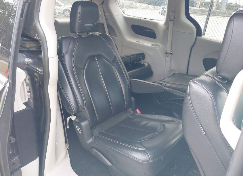 Photo 8 of 2022 Chrysler Pacifica TOURING L (VIN 2C4RC1BG4NR188923)