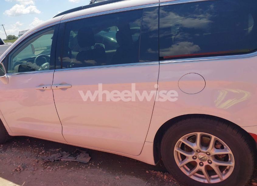 Photo 14 of 2022 Chrysler Pacifica TOURING L (VIN 2C4RC1BG4NR188999)