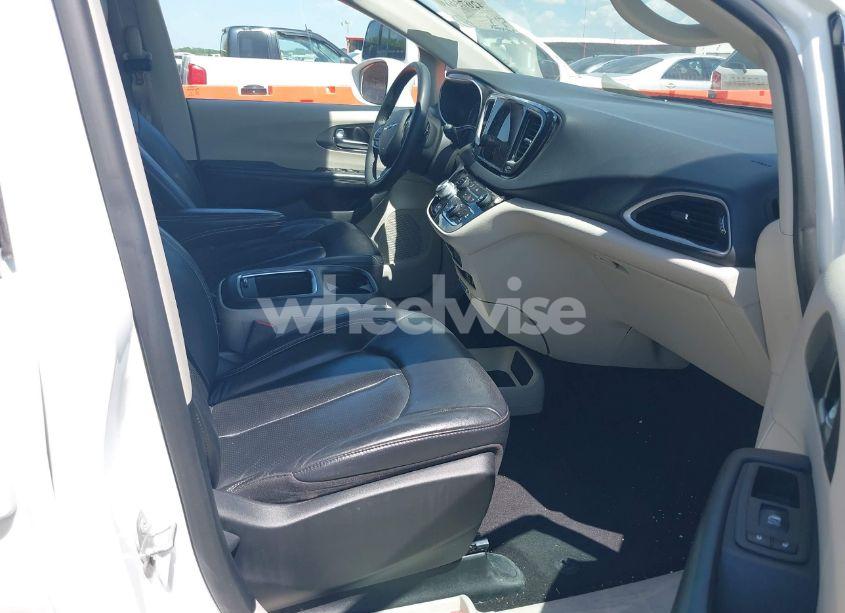 Photo 5 of 2022 Chrysler Pacifica TOURING L (VIN 2C4RC1BG4NR188999)