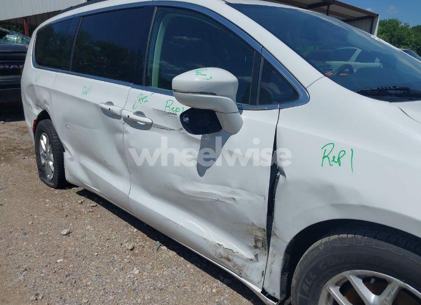 Photo 6 of 2022 Chrysler Pacifica TOURING L (VIN 2C4RC1BG4NR188999)