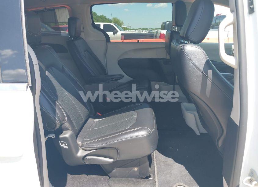 Photo 8 of 2022 Chrysler Pacifica TOURING L (VIN 2C4RC1BG4NR188999)