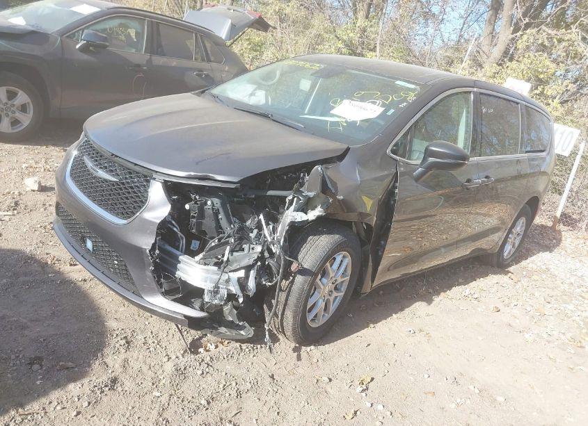 Photo 2 of 2023 Chrysler Pacifica TOURING L (VIN 2C4RC1BG4PR546556)