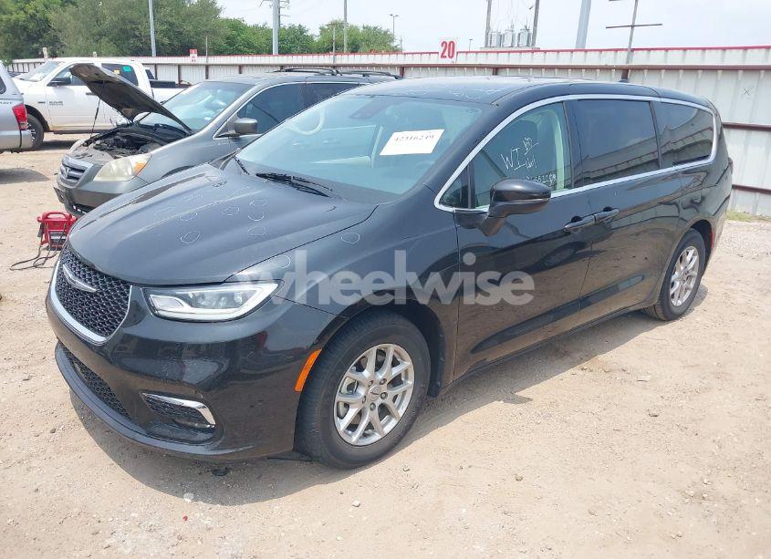 Photo 2 of 2023 Chrysler Pacifica TOURING L (VIN 2C4RC1BG4PR553460)