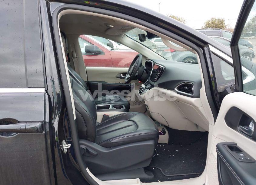 Photo 5 of 2023 Chrysler Pacifica TOURING L (VIN 2C4RC1BG4PR625354)