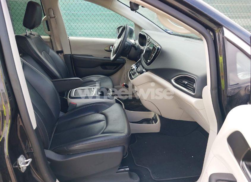 Photo 5 of 2023 Chrysler Pacifica TOURING L (VIN 2C4RC1BG4PR628092)