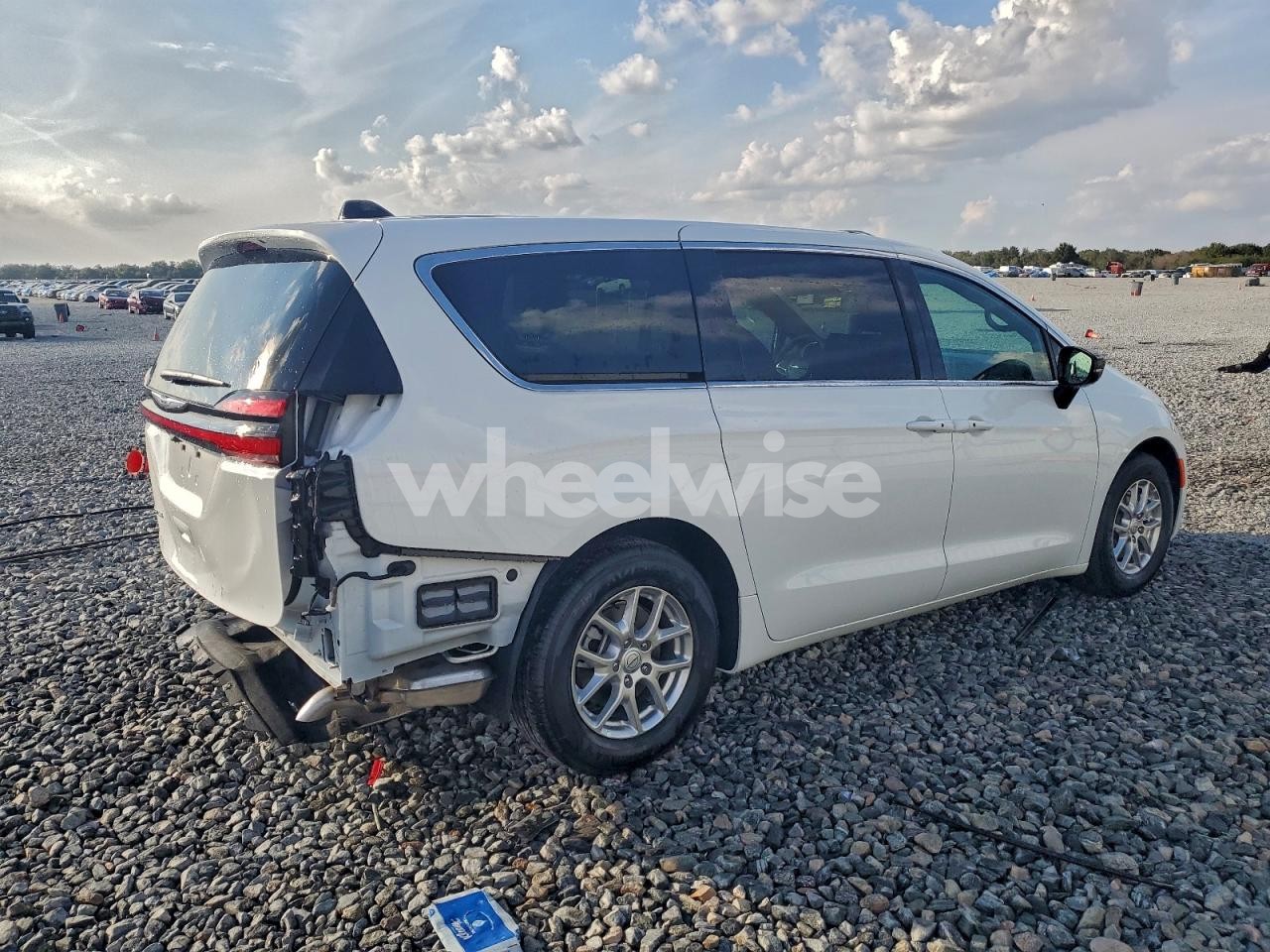 Photo 3 of 2026 CHRYSLER PACIFICA SELECT (VIN 2C4RC1BG4TR191933)