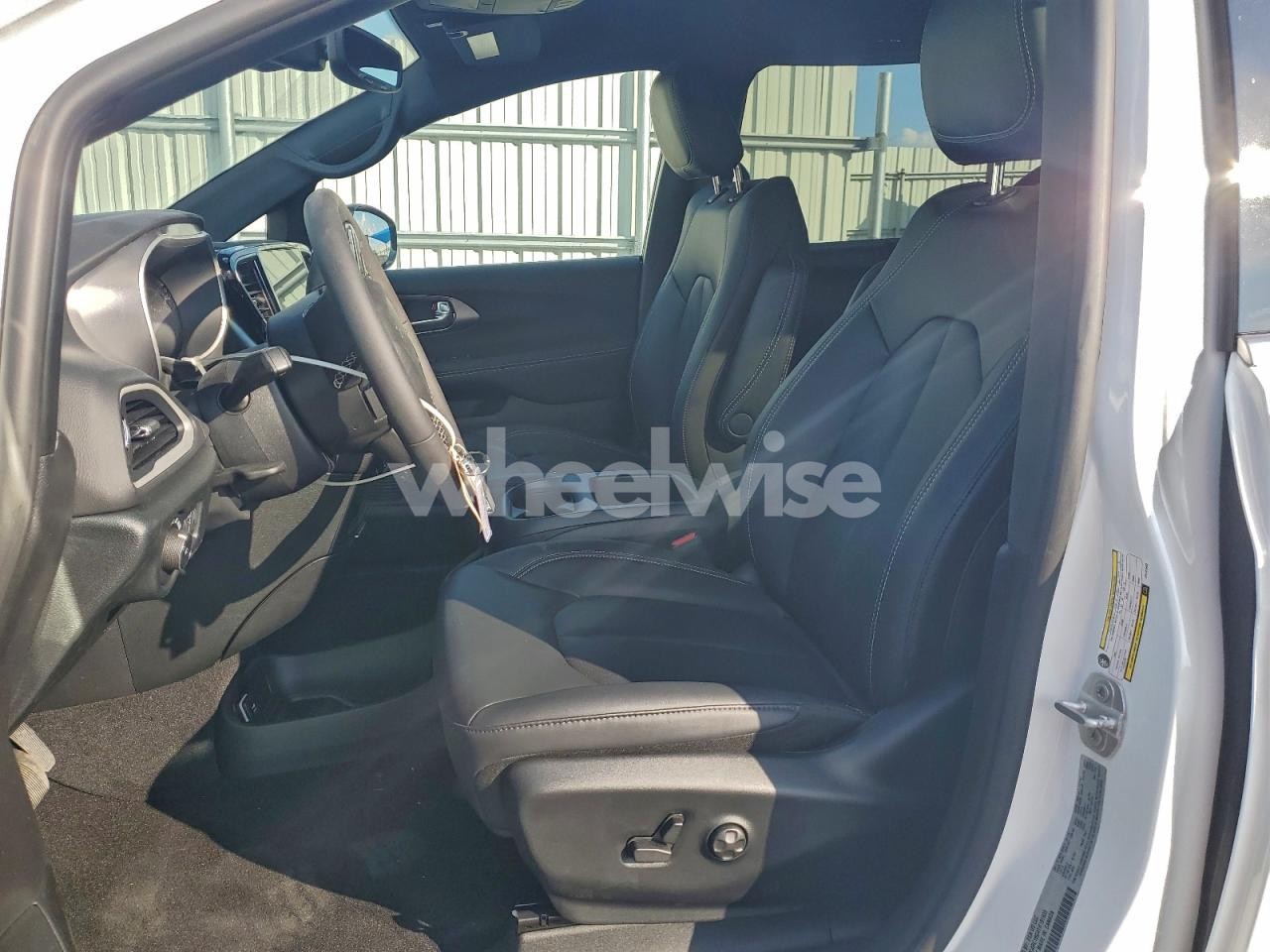 Photo 7 of 2026 CHRYSLER PACIFICA SELECT (VIN 2C4RC1BG4TR191933)