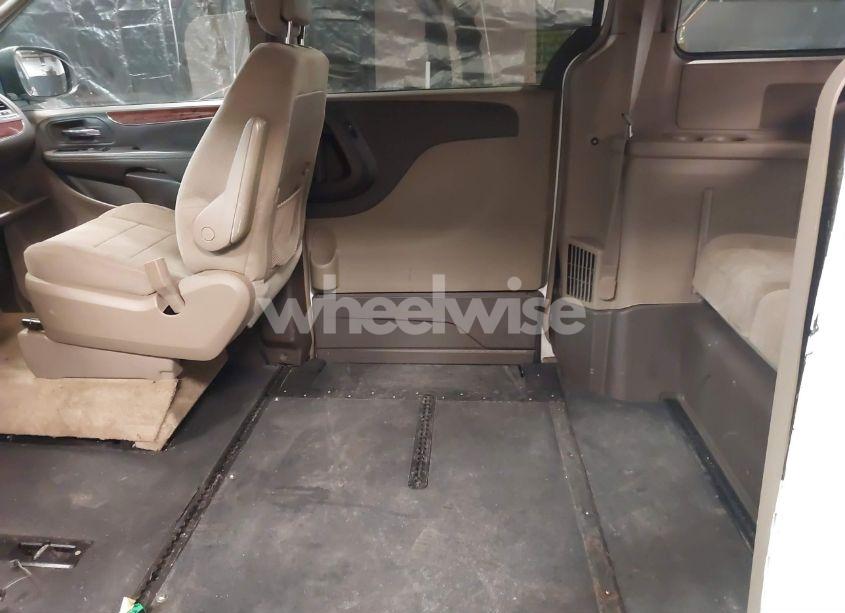 Photo 8 of 2014 Chrysler Town & COUNTRY TOURING (VIN 2C4RC1BG5ER133008)