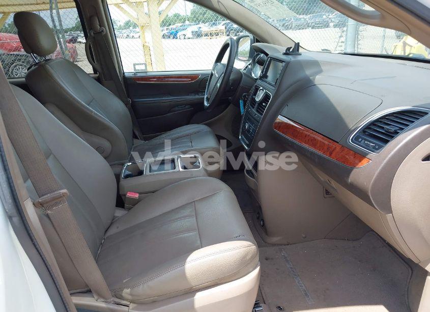 Photo 5 of 2014 Chrysler Town & COUNTRY TOURING (VIN 2C4RC1BG5ER216552)