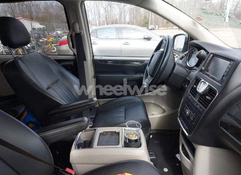 Photo 5 of 2014 Chrysler Town & COUNTRY TOURING (VIN 2C4RC1BG5ER329045)
